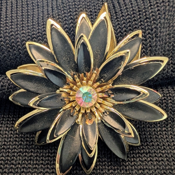 VTG Gold-Tone Black Gold Floral Chrysanthemum Aurora Borealis Rhinestone Brooch - Picture 2 of 6